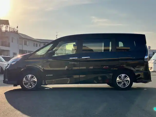 日産 セレナ e－パワー ハイウェイスター V 茨城県 2020(令2)年 5.5万km ダイヤモンドブラック エンジンスタートボタン/ワンオーナー/パワーステアリング/パワーウィンドウ/アイドリングストップ/スマートキー/Wオートエアコン/クルーズコントロール/純正後席用モニター/USB入力端子/ETC/全方位カメラ/純正ナビ（CD/DVD/BT/フルセグ）/三列シート/純正ドライブレコーダー/ウォークスルー/フロアマット/両側パワースライドドア/純正アルミホイール/ABS/横滑り防止装置/コーナーセンサー前後/オートライト/LEDヘッドライト/W＋サイドエアバック/衝突軽減システム/BSM
