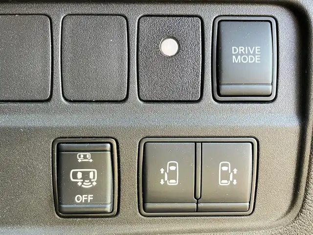 日産 セレナ e－パワー ハイウェイスター V 茨城県 2020(令2)年 5.5万km ダイヤモンドブラック エンジンスタートボタン/ワンオーナー/パワーステアリング/パワーウィンドウ/アイドリングストップ/スマートキー/Wオートエアコン/クルーズコントロール/純正後席用モニター/USB入力端子/ETC/全方位カメラ/純正ナビ（CD/DVD/BT/フルセグ）/三列シート/純正ドライブレコーダー/ウォークスルー/フロアマット/両側パワースライドドア/純正アルミホイール/ABS/横滑り防止装置/コーナーセンサー前後/オートライト/LEDヘッドライト/W＋サイドエアバック/衝突軽減システム/BSM