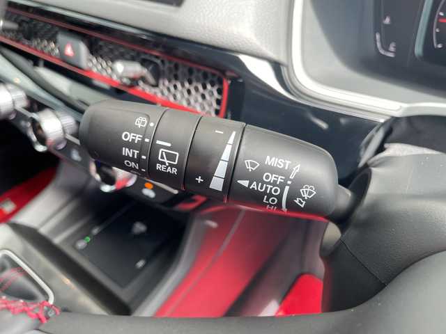 ホンダ シビック RS 愛知県 2025(令7)年 0.6万km プラチナホワイトパール 6速マニュアル車/純正SDナビ/フルセグテレビ/バックカメラ/ハーフレザーシート/前席シートヒーター/衝突軽減ブレーキ/レーダークルーズコントロール/DRIVE MODE/ビルトインETC2.0/置くだけ充電/ドライブレコーダー/LEDヘッドライト/無限フロアマット/前席パワーシート/BSM/純正アルミホイール/社外レーダー/プッシュスタート/ワンオーナー/スマートキー
