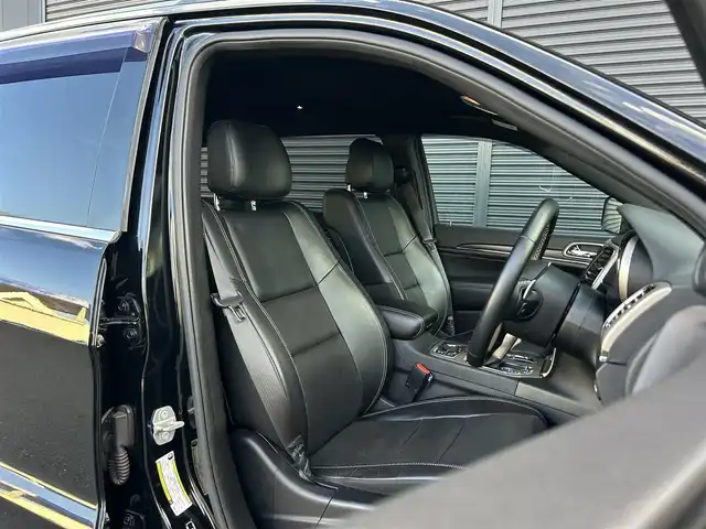クライスラー・ジープ ジープ グランドチェロキー LTD 茨城県 2018(平30)年 3万km ダイヤモンドブラッククリスタル 後期型 /衝突軽減B /ACC /黒革 /シートヒーター/シートエアコン /パワーシート /パワーテールゲート /LKA /BSM /ナビ /12セグ /BT /USB /F/S/Bカメラ /パークセンス /ステアリングヒーター /ETC2.0 /キセノン /スマートビーム /ミラー型ドラレコ/禁煙車
