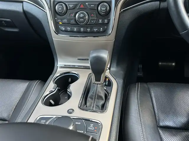 クライスラー・ジープ ジープ グランドチェロキー LTD 茨城県 2018(平30)年 3万km ダイヤモンドブラッククリスタル 後期型 /衝突軽減B /ACC /黒革 /シートヒーター/シートエアコン /パワーシート /パワーテールゲート /LKA /BSM /ナビ /12セグ /BT /USB /F/S/Bカメラ /パークセンス /ステアリングヒーター /ETC2.0 /キセノン /スマートビーム /ミラー型ドラレコ/禁煙車
