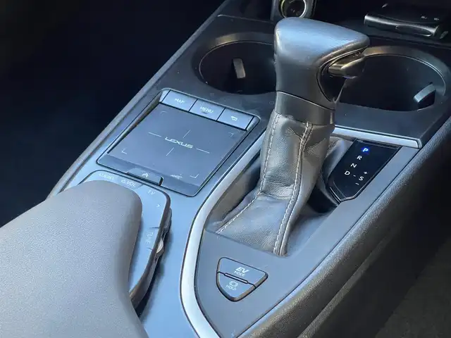 レクサス ＵＸ 250h バージョンC 山梨県 2019(令1)年 3.6万km ソニッククォーツ 三眼ＬＥＤヘッド/アダプティブハイビーム/レーダークルーズ/ＬＫＡ/ＢＳＡ/黒革（Ｌｔａｘ）/前席シートヒーター　/ハンドルヒーター　/純正メモリナビ　/フルセグ　/全方位カメラ（パノラマビュー）/シートメモリ　/純正１７インチアルミ
