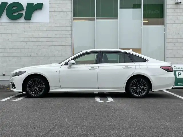 トヨタ クラウン ハイブリッド S スポーツスタイル 宮崎県 2020(令2)年 6.9万km ホワイトパールクリスタルシャイン 〇ワンオーナー/〇TコネクトSDナビゲーションシステム(8インチ)/〇フルセグTV/〇バックカメラ/〇ETC2.0/〇純正ドライブレコーダー/〇レーダークルーズコントロール/〇コーナーセンサー/〇セーフティセンス/〇ブラインドスポットモニター/〇オートマチックハイビーム/〇左右独立温度調整オートエアコン/〇革巻きステアリングホイール/〇黒レザーシート/〇パドルシフト/ステアリングヒーター/〇パワーシー/シートヒーター/〇純正18インチアルミホイール/〇スマートエントリー/スタートシステム/〇AC100V/〇禁煙車