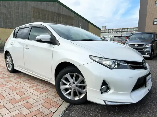 トヨタ オーリス 150X Sパッケージ 新潟県 2013(平25)年 9.8万km ホワイトパールクリスタルシャイン (株)IDOMが運営する【じしゃロン新潟店】の自社ローン専用車両になります。/こちらは現金またはオートローンご利用時の価格です。自社ローンご希望の方は別途その旨お申付け下さい/プッシュスタート/スマートキー/４WD/MTモード付AT/純正ナビ/Bluetooth接続可能/CD、DVD、AM、FM視聴可能/ワンセグテレビ（走行時可能）/バックカメラ/ドライブレコーダー前後/ETC/本革巻きステアリング/純正AW/ウインカーミラー/キセノンヘッドランプ/モデリスタスポイラー/スタッドレスタイヤAW付（車内）