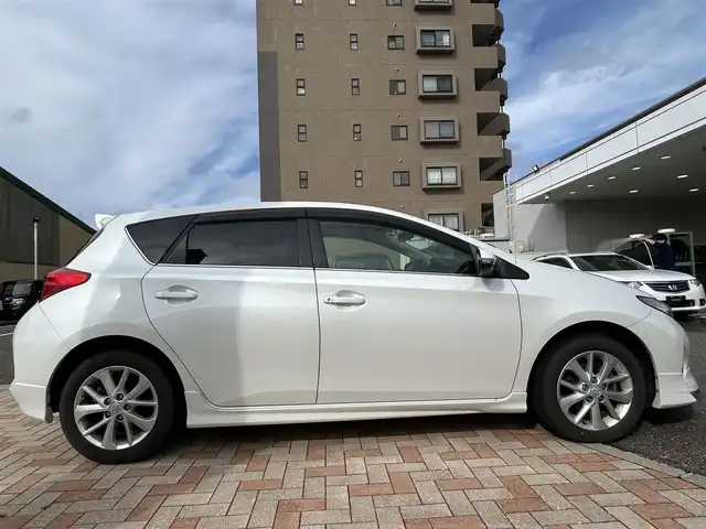 トヨタ オーリス 150X Sパッケージ 新潟県 2013(平25)年 9.8万km ホワイトパールクリスタルシャイン (株)IDOMが運営する【じしゃロン新潟店】の自社ローン専用車両になります。/こちらは現金またはオートローンご利用時の価格です。自社ローンご希望の方は別途その旨お申付け下さい/プッシュスタート/スマートキー/４WD/MTモード付AT/純正ナビ/Bluetooth接続可能/CD、DVD、AM、FM視聴可能/ワンセグテレビ（走行時可能）/バックカメラ/ドライブレコーダー前後/ETC/本革巻きステアリング/純正AW/ウインカーミラー/キセノンヘッドランプ/モデリスタスポイラー/スタッドレスタイヤAW付（車内）