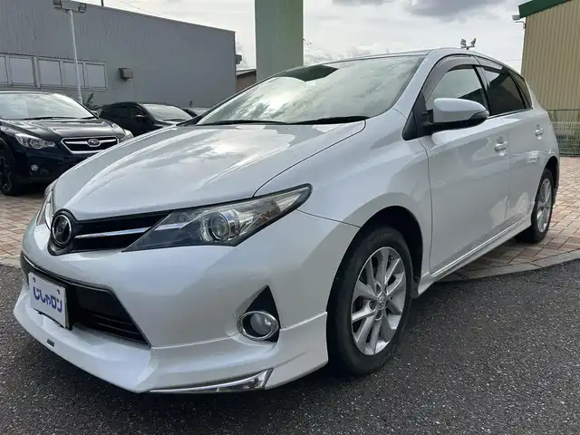 トヨタ オーリス 150X Sパッケージ 新潟県 2013(平25)年 9.8万km ホワイトパールクリスタルシャイン (株)IDOMが運営する【じしゃロン新潟店】の自社ローン専用車両になります。/こちらは現金またはオートローンご利用時の価格です。自社ローンご希望の方は別途その旨お申付け下さい/プッシュスタート/スマートキー/４WD/MTモード付AT/純正ナビ/Bluetooth接続可能/CD、DVD、AM、FM視聴可能/ワンセグテレビ（走行時可能）/バックカメラ/ドライブレコーダー前後/ETC/本革巻きステアリング/純正AW/ウインカーミラー/キセノンヘッドランプ/モデリスタスポイラー/スタッドレスタイヤAW付（車内）