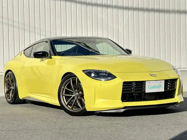 日産 フェアレディ Ｚ プロトスペック 群馬県 2022(令4)年 0.9万km 黄 ワンオーナー/セーフティアシスト/・車線逸脱警報/・ふらつき防止/・エマージェンシーブレーキ/・ブラインドスポットモニター/・前方衝突防止支援/・後退時車両検知機能/HKS車高調/HKSマフラー/専用イエローキャリパー/純正メモリナビ/ （AM FM フルセグ USB Bluetooth AppleCarplay）/バックカメラ/3蓮メーター/ビルトインETC2.0/LEDヘッドライト/オートライト/BOSEサウンド/純正ドライブレコーダー（前方録画）/ハーフレザーシート/シートヒーター/ステアリングスイッチ/純正アルミスポーツペダル/純正空気圧測定機能