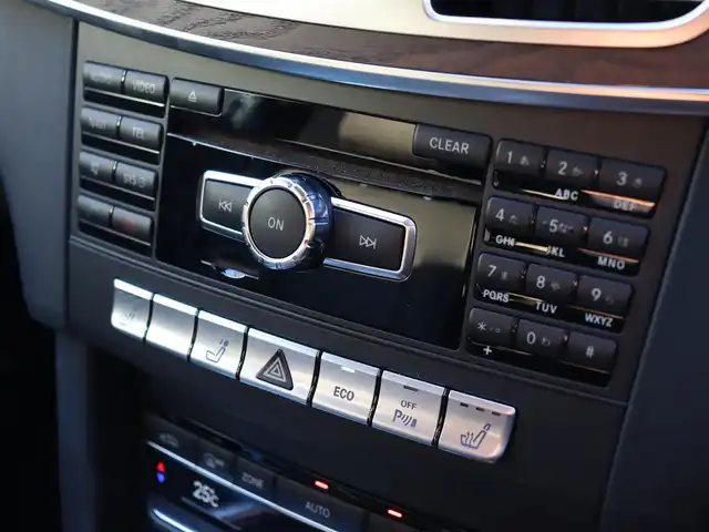 メルセデス・ベンツ Ｅ２５０ アバンギャルド 1st アニバーサリーED 宮城県 2014(平26)年 4.1万km ダイヤモンドホワイト レーダーセーフティＰＫＧ　/純正ナビ【ＢＴ／ＣＤ／ＤＶＤ／フルセグＴＶ】/黒レザーシート　/社外１９インチＡＷ/ローダウン(フロントダウンサス)/リアエアサスペンション/ＨａｒｍａｎＫａｒｄｏｎサウンド/３６０°カメラ　/前席シートヒーター　/アダプティブクルーズコントロール　/レーンキープアシスト/ブラインドスポットアシスト/PRE-SAFEブレーキ/DTR＋ステアリング/パドルシフト/前方ドライブレコーダー/前席メモリー付きパワーシート/ダイヤモンドグリル/ルーフレール/LEDヘッドライト/キーレスゴー/パワーバックドア/禁煙車