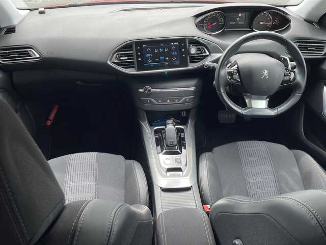 プジョー ３０８ アリュール 静岡県 2019(令1)年 3.7万km 赤 純正ナビ/・バックモニター/・Bluetooth/・USB/・iPod/主要装備/・プッシュスタート/・ETC車載器/・前後ソナー/・LEDヘッドライト/・オートライト/・純正16インチＡＷ/・純正フロアマット/・レーンキープアシスト/・アイドリングストップ
