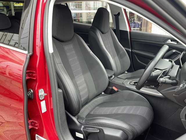 プジョー ３０８ アリュール 静岡県 2019(令1)年 3.7万km 赤 純正ナビ/・バックモニター/・Bluetooth/・USB/・iPod/主要装備/・プッシュスタート/・ETC車載器/・前後ソナー/・LEDヘッドライト/・オートライト/・純正16インチＡＷ/・純正フロアマット/・レーンキープアシスト/・アイドリングストップ