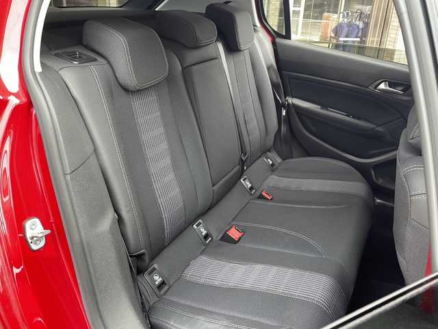 プジョー ３０８ アリュール 静岡県 2019(令1)年 3.7万km 赤 純正ナビ/・バックモニター/・Bluetooth/・USB/・iPod/主要装備/・プッシュスタート/・ETC車載器/・前後ソナー/・LEDヘッドライト/・オートライト/・純正16インチＡＷ/・純正フロアマット/・レーンキープアシスト/・アイドリングストップ