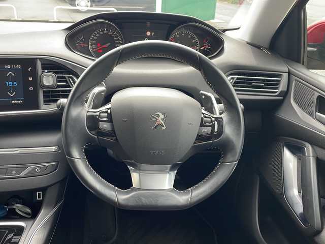 プジョー ３０８ アリュール 静岡県 2019(令1)年 3.7万km 赤 純正ナビ/・バックモニター/・Bluetooth/・USB/・iPod/主要装備/・プッシュスタート/・ETC車載器/・前後ソナー/・LEDヘッドライト/・オートライト/・純正16インチＡＷ/・純正フロアマット/・レーンキープアシスト/・アイドリングストップ