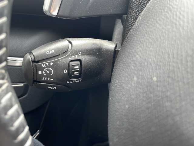 プジョー ３０８ アリュール 静岡県 2019(令1)年 3.7万km 赤 純正ナビ/・バックモニター/・Bluetooth/・USB/・iPod/主要装備/・プッシュスタート/・ETC車載器/・前後ソナー/・LEDヘッドライト/・オートライト/・純正16インチＡＷ/・純正フロアマット/・レーンキープアシスト/・アイドリングストップ