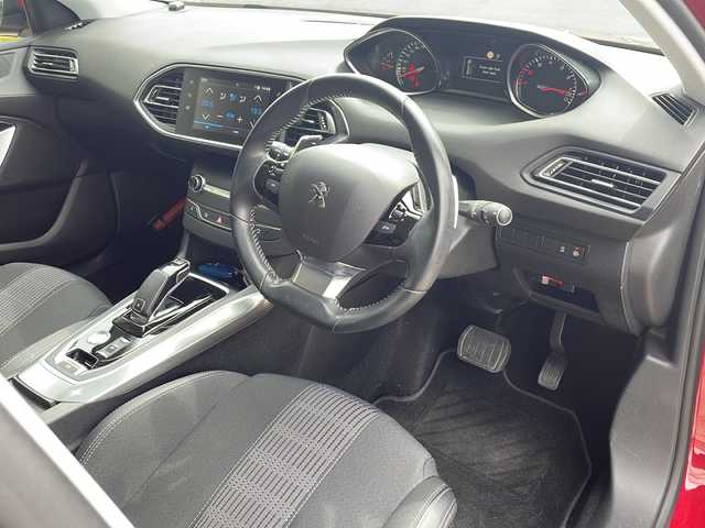 プジョー ３０８ アリュール 静岡県 2019(令1)年 3.7万km 赤 純正ナビ/・バックモニター/・Bluetooth/・USB/・iPod/主要装備/・プッシュスタート/・ETC車載器/・前後ソナー/・LEDヘッドライト/・オートライト/・純正16インチＡＷ/・純正フロアマット/・レーンキープアシスト/・アイドリングストップ