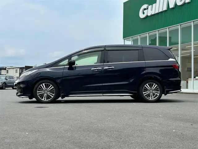 ホンダ オデッセイ アブソルート ホンダセンシング 静岡県 2017(平29)年 6.9万km 黒 エンジンスタートボタン/パワーステアリング/パワーウィンドウ/パドルシフト/アイドリングストップ/スマートキー/Wオートエアコン/クルーズコントロール追従走行/Bluetooth/CD/CDチェンジャー/USB入力端子/ETC2.0/バックカメラ/TV/メモリナビ/3列シート/オットマン/純正前方ドラレコ/ウォークスルー/純正フロアマット/D席パワーシート/布シート/両側パワースライドドア/純正サイドエアロパーツ/純正アルミホイール/ABS/横滑り防止装置/レーンキープアシスト/オートライト/W＋サイドエアバッグ/衝突軽減システム/カーテンエアバック