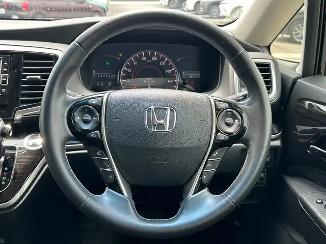 ホンダ オデッセイ アブソルート ホンダセンシング 静岡県 2017(平29)年 6.9万km 黒 エンジンスタートボタン/パワーステアリング/パワーウィンドウ/パドルシフト/アイドリングストップ/スマートキー/Wオートエアコン/クルーズコントロール追従走行/Bluetooth/CD/CDチェンジャー/USB入力端子/ETC2.0/バックカメラ/TV/メモリナビ/3列シート/オットマン/純正前方ドラレコ/ウォークスルー/純正フロアマット/D席パワーシート/布シート/両側パワースライドドア/純正サイドエアロパーツ/純正アルミホイール/ABS/横滑り防止装置/レーンキープアシスト/オートライト/W＋サイドエアバッグ/衝突軽減システム/カーテンエアバック