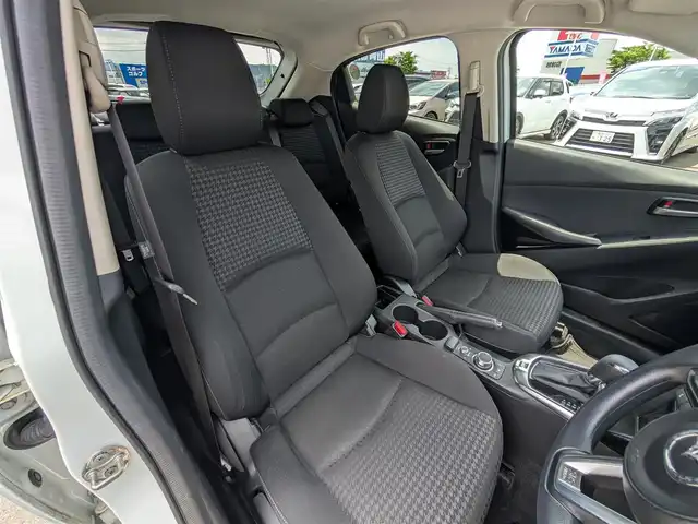 マツダ デミオ 13S 福井県 2017(平29)年 2.1万km スノーフレイクホワイトパールマイカ ワンオーナー車/LEDヘッドライト/前席シートヒーター/純正メモリナビ（CD/DVD/BT/USB/AUX）/フルセグテレビ/アイドリングストップ/スマート・シティ・ブレーキ・サポート/横滑り防止装置/盗難防止装置/スタッドレスタイヤ積込/純正フロアマット/スマートキー/純正ホイルキャップ/ダブル＋サイドエアバッグ/カーテンエアバッグ