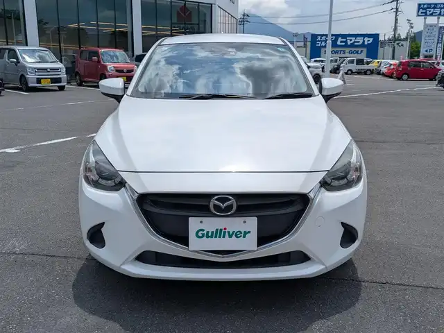 マツダ デミオ 13S 福井県 2017(平29)年 2.1万km スノーフレイクホワイトパールマイカ ワンオーナー車/LEDヘッドライト/前席シートヒーター/純正メモリナビ（CD/DVD/BT/USB/AUX）/フルセグテレビ/アイドリングストップ/スマート・シティ・ブレーキ・サポート/横滑り防止装置/盗難防止装置/スタッドレスタイヤ積込/純正フロアマット/スマートキー/純正ホイルキャップ/ダブル＋サイドエアバッグ/カーテンエアバッグ