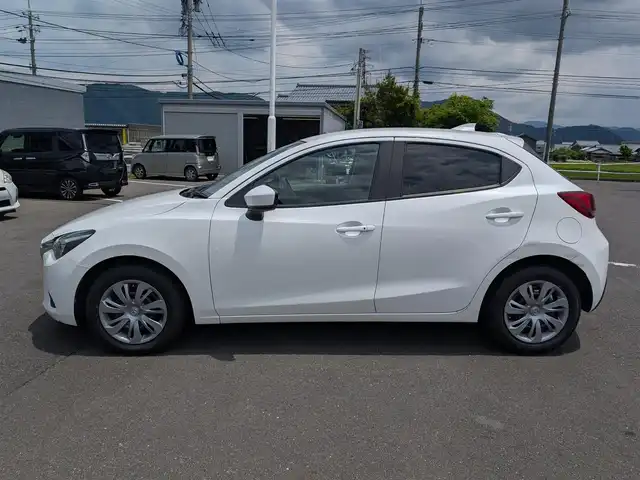 マツダ デミオ 13S 福井県 2017(平29)年 2.1万km スノーフレイクホワイトパールマイカ ワンオーナー車/LEDヘッドライト/前席シートヒーター/純正メモリナビ（CD/DVD/BT/USB/AUX）/フルセグテレビ/アイドリングストップ/スマート・シティ・ブレーキ・サポート/横滑り防止装置/盗難防止装置/スタッドレスタイヤ積込/純正フロアマット/スマートキー/純正ホイルキャップ/ダブル＋サイドエアバッグ/カーテンエアバッグ