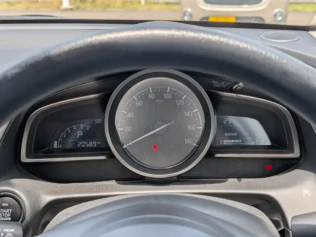 マツダ デミオ 13S 福井県 2017(平29)年 2.1万km スノーフレイクホワイトパールマイカ ワンオーナー車/LEDヘッドライト/前席シートヒーター/純正メモリナビ（CD/DVD/BT/USB/AUX）/フルセグテレビ/アイドリングストップ/スマート・シティ・ブレーキ・サポート/横滑り防止装置/盗難防止装置/スタッドレスタイヤ積込/純正フロアマット/スマートキー/純正ホイルキャップ/ダブル＋サイドエアバッグ/カーテンエアバッグ