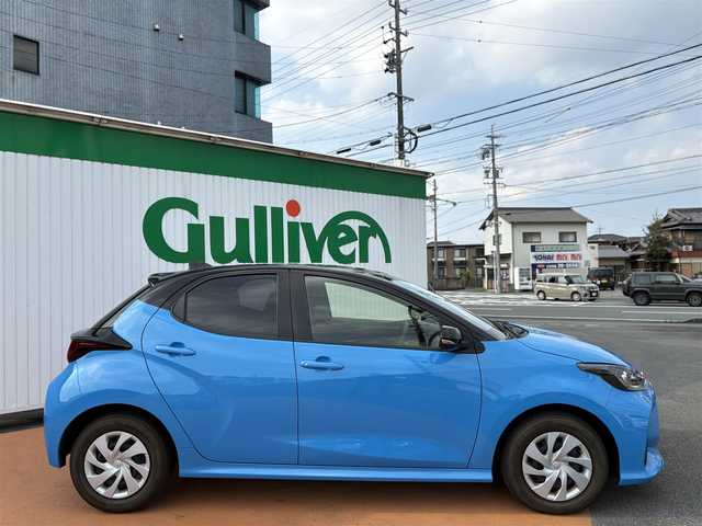トヨタ ヤリス ハイブリッド X 三重県 2022(令4)年 2.3万km ブラック/シアンメタリック ツートーンカラー（メーカーOP）/ 新車保証書・ 取扱説明書・ナビ取説・有/スマートキースペア×1本/ブラインドスポットモニター（メーカーOP）/：ヒーター付ドアミラーヒー/：リアクロストラフィックオートブレーキ/クリアランスソナー（メーカーOP）/セーフティセンス（衝突回避支援パッケージ）/：プリクラッシュセーフティ/：レーントレーシングアラート/：オートマチックハイビーム/：ロードサインアシスト/：レーダークルーズコントロール/先行車発信告知機能/7インチディスプレイオーディオ/：通信用USB端子/：AppleCarPlay