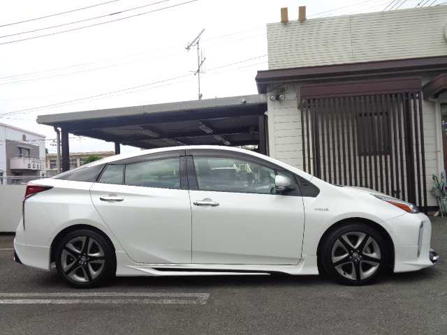 トヨタ プリウス A プレミアム　ツーリングセレ 鹿児島県 2019(令1)年 7.3万km ホワイトパールクリスタルシャイン モデリスタエアロ/純正9型SDナビ(NSZT-Y68T)/ブルートゥース、SD録音、DVD再生/フルセグ、バックカメラ、サイドカメラ/デジタルインナーミラー/ヘッドアップディスプレイ/前席快適温冷エアシート/コンビレザーシート(D席パワー)/レーダークルーズコントロール/リアトラフィックアラート/パーキングアシスト/前後ドライブレコーダー/オートハイビーム/LEDヘッドライト/LEDフォグライト/スマートキー2個あり/取説、ナビ取説あり/100V電源2口あり/置くだけ充電