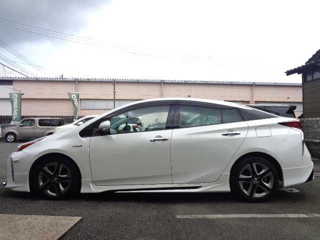 トヨタ プリウス A プレミアム　ツーリングセレ 鹿児島県 2019(令1)年 7.3万km ホワイトパールクリスタルシャイン モデリスタエアロ/純正9型SDナビ(NSZT-Y68T)/ブルートゥース、SD録音、DVD再生/フルセグ、バックカメラ、サイドカメラ/デジタルインナーミラー/ヘッドアップディスプレイ/前席快適温冷エアシート/コンビレザーシート(D席パワー)/レーダークルーズコントロール/リアトラフィックアラート/パーキングアシスト/前後ドライブレコーダー/オートハイビーム/LEDヘッドライト/LEDフォグライト/スマートキー2個あり/取説、ナビ取説あり/100V電源2口あり/置くだけ充電