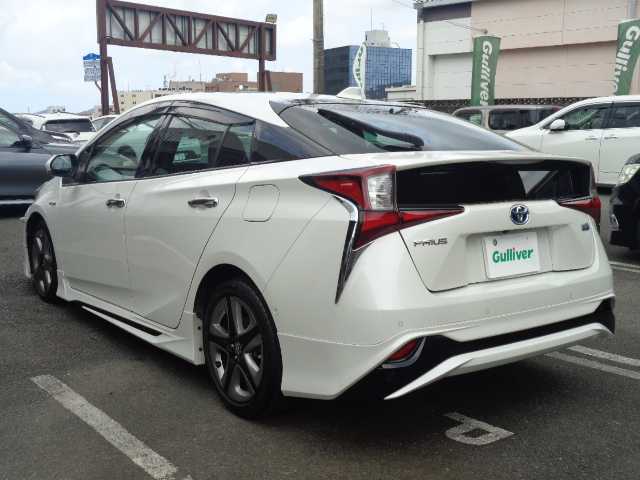 トヨタ プリウス A プレミアム　ツーリングセレ 鹿児島県 2019(令1)年 7.3万km ホワイトパールクリスタルシャイン モデリスタエアロ/純正9型SDナビ(NSZT-Y68T)/ブルートゥース、SD録音、DVD再生/フルセグ、バックカメラ、サイドカメラ/デジタルインナーミラー/ヘッドアップディスプレイ/前席快適温冷エアシート/コンビレザーシート(D席パワー)/レーダークルーズコントロール/リアトラフィックアラート/パーキングアシスト/前後ドライブレコーダー/オートハイビーム/LEDヘッドライト/LEDフォグライト/スマートキー2個あり/取説、ナビ取説あり/100V電源2口あり/置くだけ充電