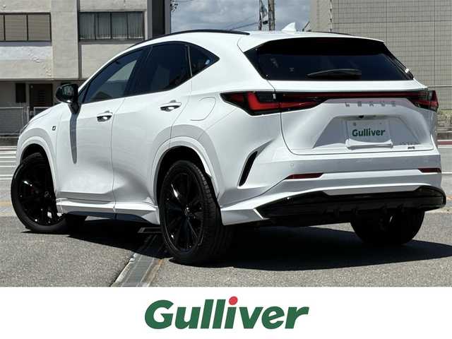 レクサス ＮＸ 350h Fスポーツ 三重県 2023(令5)年 1.8万km ホワイトノーヴァガラスフレーク ♪♪ワンオーナー ♪♪/TRDエアロ(F/S/Ru)/パノラマルーフ/三眼LEDヘッドライト/ハンズフリーパワーバックドア/LEXUSオレンジキャリパー/デジタルインナーミラー/純正２０インチアルミホイール/ルーフレール/Lexus Safety System +/純正１４インチディスプレイナビ/　・フルセグ/　・Bluetooth/　・USB/　・Apple Carplay/　・Android Auto/パノラミックビューモニター/HUD/赤/黒レザーシート/D/N席パワーシート/シートベンチレーション/ビルトインETC2.0/スマートキーx2/カードキー/プッシュスタート/純正フロアマット