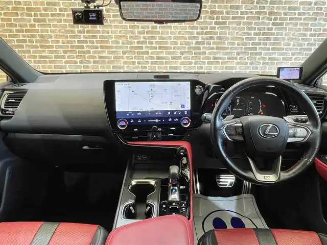 レクサス ＮＸ 350h Fスポーツ 岩手県 2022(令4)年 4.7万km ホワイトノーヴァガラスフレーク ワンオーナー/４WD/ムーンルーフ/パノラミックビューモニター/e-ラッチ/キックセンサー付きパワーバックドア/三眼フルLEDヘッドランプ/カラーヘッドアップディスプレイ/Fスポーツ専用オレンジブレーキキャリパー/Fスポーツ専用本革スポーツシート（フレアレッド）/パフォーマンスダンパー/NAVI・AI-AVS/レクサスクライメントコンシェルジュ/ディンプル本革巻きステアリング・シフトノブ/デジタルインナーミラー/レクサスセーフティシステム＋/プリクラッシュセーフティ/レーダークルーズコントロール/レーントレーシングアシスト・レーンチェンジアシスト/アダプティブハイビームシステム/ドアオープン制御付き安心降車アシスト/リヤクロストラフィックアラート・フロントクロストラフィックアラート/プロアクティブドライビングアシスト/クリアランスソナー/レクサスNXプレミアムサウンドシステム/パドルシフト/パワーシート・シートヒーター・シートベンチレーション（前席）/ステアリングヒーター/14インチディスプレイオーディ/ETC2.0/AC100V100Wアクセサリーコンセント