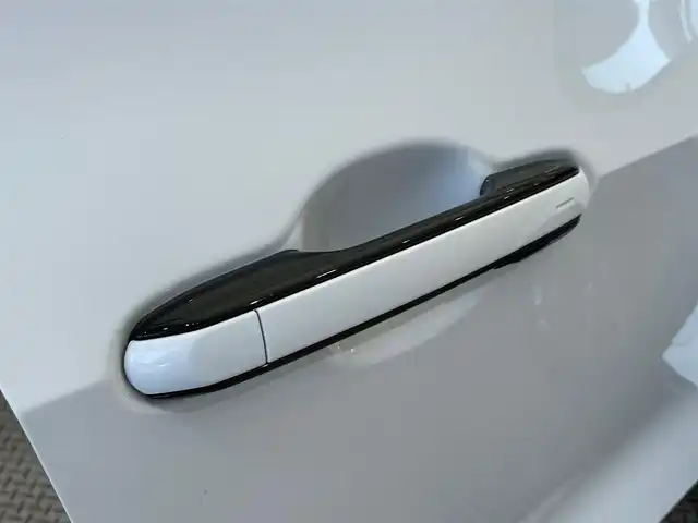 レクサス ＮＸ 350h Fスポーツ 岩手県 2022(令4)年 4.7万km ホワイトノーヴァガラスフレーク ワンオーナー/４WD/ムーンルーフ/パノラミックビューモニター/e-ラッチ/キックセンサー付きパワーバックドア/三眼フルLEDヘッドランプ/カラーヘッドアップディスプレイ/Fスポーツ専用オレンジブレーキキャリパー/Fスポーツ専用本革スポーツシート（フレアレッド）/パフォーマンスダンパー/NAVI・AI-AVS/レクサスクライメントコンシェルジュ/ディンプル本革巻きステアリング・シフトノブ/デジタルインナーミラー/レクサスセーフティシステム＋/プリクラッシュセーフティ/レーダークルーズコントロール/レーントレーシングアシスト・レーンチェンジアシスト/アダプティブハイビームシステム/ドアオープン制御付き安心降車アシスト/リヤクロストラフィックアラート・フロントクロストラフィックアラート/プロアクティブドライビングアシスト/クリアランスソナー/レクサスNXプレミアムサウンドシステム/パドルシフト/パワーシート・シートヒーター・シートベンチレーション（前席）/ステアリングヒーター/14インチディスプレイオーディ/ETC2.0/AC100V100Wアクセサリーコンセント