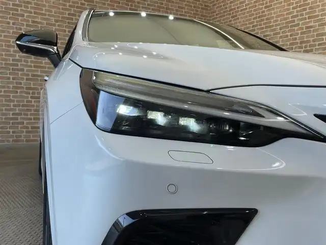 レクサス ＮＸ 350h Fスポーツ 岩手県 2022(令4)年 4.7万km ホワイトノーヴァガラスフレーク ワンオーナー/４WD/ムーンルーフ/パノラミックビューモニター/e-ラッチ/キックセンサー付きパワーバックドア/三眼フルLEDヘッドランプ/カラーヘッドアップディスプレイ/Fスポーツ専用オレンジブレーキキャリパー/Fスポーツ専用本革スポーツシート（フレアレッド）/パフォーマンスダンパー/NAVI・AI-AVS/レクサスクライメントコンシェルジュ/ディンプル本革巻きステアリング・シフトノブ/デジタルインナーミラー/レクサスセーフティシステム＋/プリクラッシュセーフティ/レーダークルーズコントロール/レーントレーシングアシスト・レーンチェンジアシスト/アダプティブハイビームシステム/ドアオープン制御付き安心降車アシスト/リヤクロストラフィックアラート・フロントクロストラフィックアラート/プロアクティブドライビングアシスト/クリアランスソナー/レクサスNXプレミアムサウンドシステム/パドルシフト/パワーシート・シートヒーター・シートベンチレーション（前席）/ステアリングヒーター/14インチディスプレイオーディ/ETC2.0/AC100V100Wアクセサリーコンセント