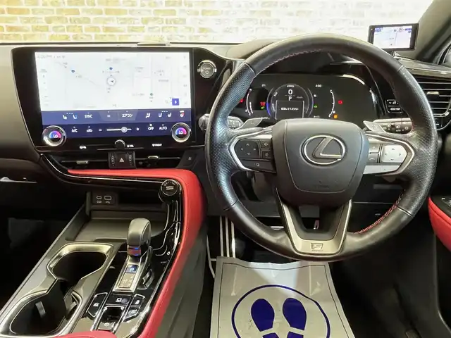 レクサス ＮＸ 350h Fスポーツ 岩手県 2022(令4)年 4.7万km ホワイトノーヴァガラスフレーク ワンオーナー/４WD/ムーンルーフ/パノラミックビューモニター/e-ラッチ/キックセンサー付きパワーバックドア/三眼フルLEDヘッドランプ/カラーヘッドアップディスプレイ/Fスポーツ専用オレンジブレーキキャリパー/Fスポーツ専用本革スポーツシート（フレアレッド）/パフォーマンスダンパー/NAVI・AI-AVS/レクサスクライメントコンシェルジュ/ディンプル本革巻きステアリング・シフトノブ/デジタルインナーミラー/レクサスセーフティシステム＋/プリクラッシュセーフティ/レーダークルーズコントロール/レーントレーシングアシスト・レーンチェンジアシスト/アダプティブハイビームシステム/ドアオープン制御付き安心降車アシスト/リヤクロストラフィックアラート・フロントクロストラフィックアラート/プロアクティブドライビングアシスト/クリアランスソナー/レクサスNXプレミアムサウンドシステム/パドルシフト/パワーシート・シートヒーター・シートベンチレーション（前席）/ステアリングヒーター/14インチディスプレイオーディ/ETC2.0/AC100V100Wアクセサリーコンセント