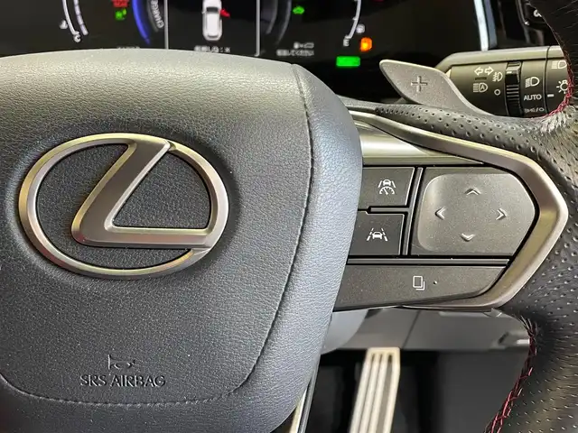 レクサス ＮＸ 350h Fスポーツ 岩手県 2022(令4)年 4.7万km ホワイトノーヴァガラスフレーク ワンオーナー/４WD/ムーンルーフ/パノラミックビューモニター/e-ラッチ/キックセンサー付きパワーバックドア/三眼フルLEDヘッドランプ/カラーヘッドアップディスプレイ/Fスポーツ専用オレンジブレーキキャリパー/Fスポーツ専用本革スポーツシート（フレアレッド）/パフォーマンスダンパー/NAVI・AI-AVS/レクサスクライメントコンシェルジュ/ディンプル本革巻きステアリング・シフトノブ/デジタルインナーミラー/レクサスセーフティシステム＋/プリクラッシュセーフティ/レーダークルーズコントロール/レーントレーシングアシスト・レーンチェンジアシスト/アダプティブハイビームシステム/ドアオープン制御付き安心降車アシスト/リヤクロストラフィックアラート・フロントクロストラフィックアラート/プロアクティブドライビングアシスト/クリアランスソナー/レクサスNXプレミアムサウンドシステム/パドルシフト/パワーシート・シートヒーター・シートベンチレーション（前席）/ステアリングヒーター/14インチディスプレイオーディ/ETC2.0/AC100V100Wアクセサリーコンセント