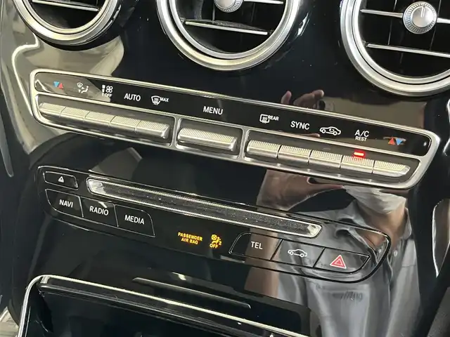 メルセデス・ベンツ ＧＬＣ２２０ d 4マチックスポーツ 本革 山形県 2020(令2)年 2.9万km 白 ブラックレザーシート/純正メーカーナビ/純正AMG１９インチアルミ/ビューモニター/コーナーセンサー /クルーズコントロール/ルーフレール/ブラックルーフ/プッシュスタートエンジン/保証書・取説/スペアキー
