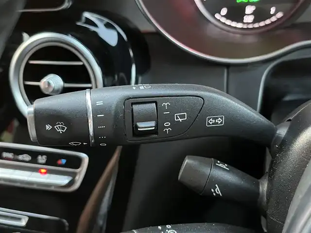 メルセデス・ベンツ ＧＬＣ２２０ d 4マチックスポーツ 本革 山形県 2020(令2)年 2.9万km 白 ブラックレザーシート/純正メーカーナビ/純正AMG１９インチアルミ/ビューモニター/コーナーセンサー /クルーズコントロール/ルーフレール/ブラックルーフ/プッシュスタートエンジン/保証書・取説/スペアキー