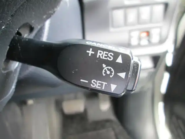 トヨタ エスクァイア Gi 沖縄県 2014(平26)年 8.1万km ホワイトパールクリスタルシャイン 純正9インチナビ、フルセグTV/バックカメラ/オーディオ【CD/DVD/SD/BT】/純正11型フリップダウンモニター/LEDヘッドライト/両側パワースライドドア/純正15インチアルミホイール/ウィンカードアミラー/合皮レザーシート/前席シートヒーター/クルーズコントロール/アイドリングストップ/フロントドライブレコーダー/ビルトインETC/スマートキー/新車整備手帳(保証書)&取扱説明書