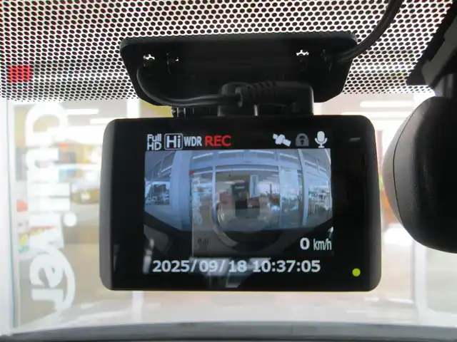 トヨタ エスクァイア Gi 沖縄県 2014(平26)年 8.1万km ホワイトパールクリスタルシャイン 純正9インチナビ、フルセグTV/バックカメラ/オーディオ【CD/DVD/SD/BT】/純正11型フリップダウンモニター/LEDヘッドライト/両側パワースライドドア/純正15インチアルミホイール/ウィンカードアミラー/合皮レザーシート/前席シートヒーター/クルーズコントロール/アイドリングストップ/フロントドライブレコーダー/ビルトインETC/スマートキー/新車整備手帳(保証書)&取扱説明書