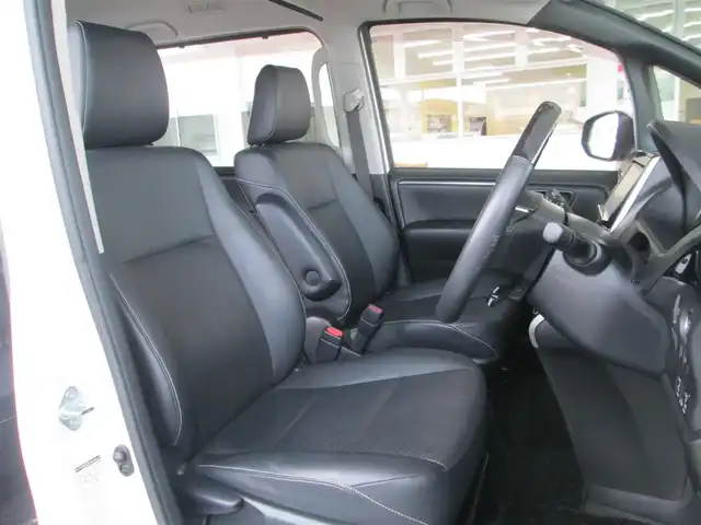 トヨタ エスクァイア Gi 沖縄県 2014(平26)年 8.1万km ホワイトパールクリスタルシャイン 純正9インチナビ、フルセグTV/バックカメラ/オーディオ【CD/DVD/SD/BT】/純正11型フリップダウンモニター/LEDヘッドライト/両側パワースライドドア/純正15インチアルミホイール/ウィンカードアミラー/合皮レザーシート/前席シートヒーター/クルーズコントロール/アイドリングストップ/フロントドライブレコーダー/ビルトインETC/スマートキー/新車整備手帳(保証書)&取扱説明書