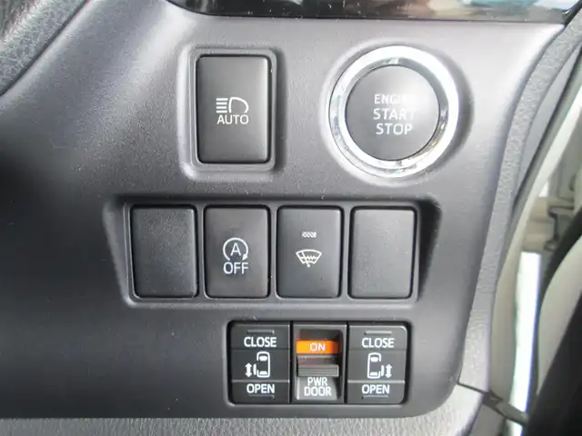 トヨタ エスクァイア Gi 沖縄県 2014(平26)年 8.1万km ホワイトパールクリスタルシャイン 純正9インチナビ、フルセグTV/バックカメラ/オーディオ【CD/DVD/SD/BT】/純正11型フリップダウンモニター/LEDヘッドライト/両側パワースライドドア/純正15インチアルミホイール/ウィンカードアミラー/合皮レザーシート/前席シートヒーター/クルーズコントロール/アイドリングストップ/フロントドライブレコーダー/ビルトインETC/スマートキー/新車整備手帳(保証書)&取扱説明書