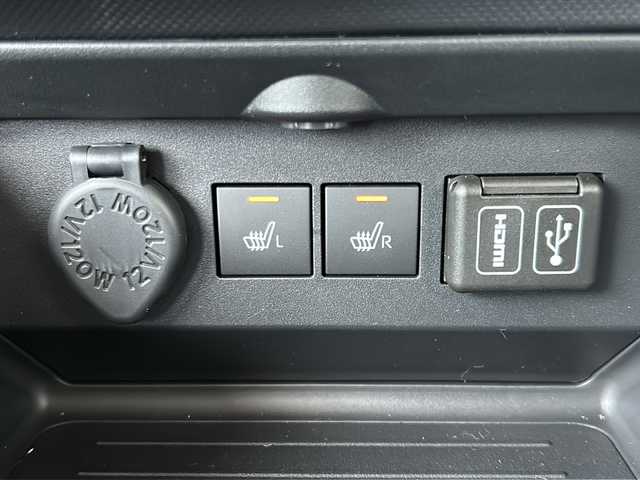 ダイハツ ロッキー X 山形県 2025(令7)年 0.1千km シャイニングホワイトパール ワンオーナー/4WD/衝突被害軽減ブレーキ/横滑り防止装置/寒冷地仕様/後方コーナーセンサー/9inchディスプレイオーディオ/（Bluetooth/AppleCarPlay/AndroidAuto/フルセグ)/全方位カメラ/LEDオートライト/オートマチックハイビーム/DNシートヒーター/純正AW/純正フロアマット/電動格納ウィンカーミラー/スマートキー×2/エンジンスターター/ドアバイザー