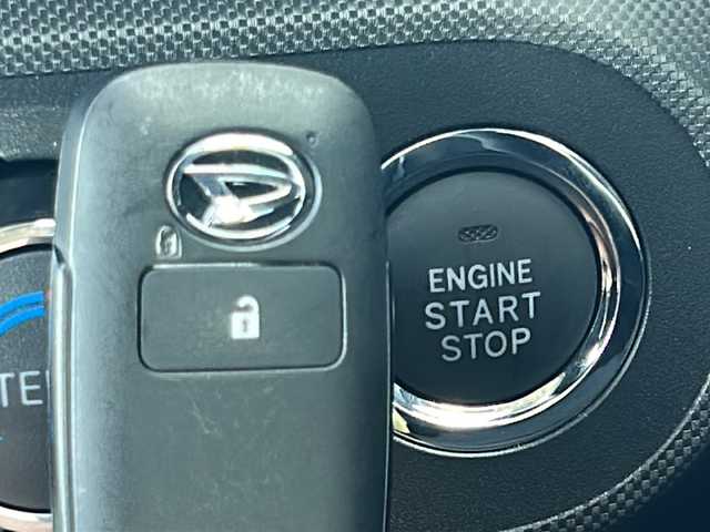 ダイハツ ロッキー X 山形県 2025(令7)年 0.1千km シャイニングホワイトパール ワンオーナー/4WD/衝突被害軽減ブレーキ/横滑り防止装置/寒冷地仕様/後方コーナーセンサー/9inchディスプレイオーディオ/（Bluetooth/AppleCarPlay/AndroidAuto/フルセグ)/全方位カメラ/LEDオートライト/オートマチックハイビーム/DNシートヒーター/純正AW/純正フロアマット/電動格納ウィンカーミラー/スマートキー×2/エンジンスターター/ドアバイザー