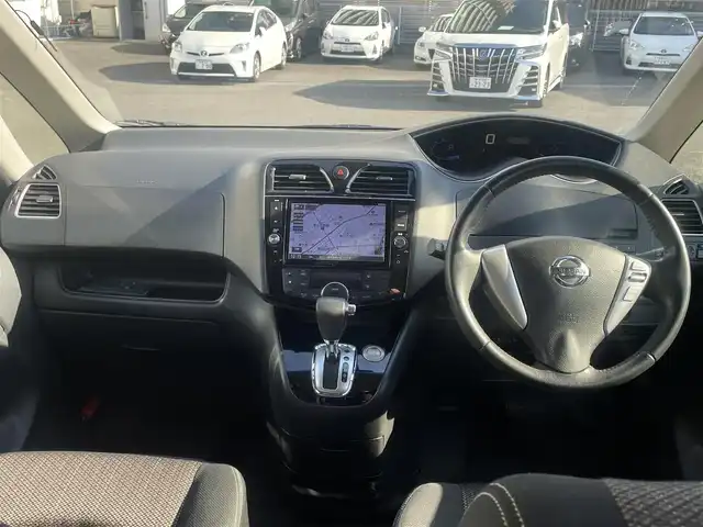 日産 セレナ HWS S HV Vセレ +Sefty 静岡県 2015(平27)年 8.7万km ブリリアントホワイトパール エマージェンシーブレーキ/アラウンドビューモニター/横滑り防止機能/車線逸脱警報/クルーズコントロール/フリップダウンモニター/純正SDナビ/・フルセグ/Bluetooth/SD/CD/DVD/両側パワースライドドア/LEDヘッドライト/フォグライト/スマートキーｘ２/プッシュスタート/2列目サンシェード/2列目パーソナルテーブル/純正16インチAW/ETC/ドアバイザー/純正フロアマット/新車時保証書/取扱説明書
