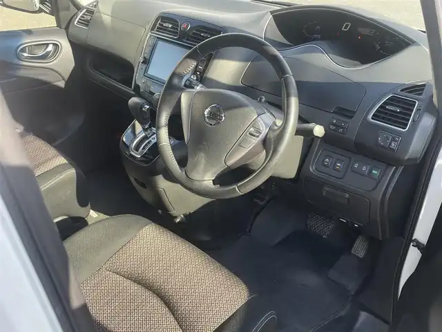 日産 セレナ HWS S HV Vセレ +Sefty 静岡県 2015(平27)年 8.7万km ブリリアントホワイトパール エマージェンシーブレーキ/アラウンドビューモニター/横滑り防止機能/車線逸脱警報/クルーズコントロール/フリップダウンモニター/純正SDナビ/・フルセグ/Bluetooth/SD/CD/DVD/両側パワースライドドア/LEDヘッドライト/フォグライト/スマートキーｘ２/プッシュスタート/2列目サンシェード/2列目パーソナルテーブル/純正16インチAW/ETC/ドアバイザー/純正フロアマット/新車時保証書/取扱説明書