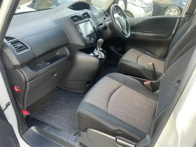 日産 セレナ HWS S HV Vセレ +Sefty 静岡県 2015(平27)年 8.7万km ブリリアントホワイトパール エマージェンシーブレーキ/アラウンドビューモニター/横滑り防止機能/車線逸脱警報/クルーズコントロール/フリップダウンモニター/純正SDナビ/・フルセグ/Bluetooth/SD/CD/DVD/両側パワースライドドア/LEDヘッドライト/フォグライト/スマートキーｘ２/プッシュスタート/2列目サンシェード/2列目パーソナルテーブル/純正16インチAW/ETC/ドアバイザー/純正フロアマット/新車時保証書/取扱説明書