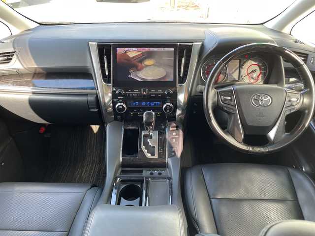 トヨタ アルファード S Cパッケージ 福岡県 2020(令2)年 6.4万km スパークリングブラックパールクリスタルシャイン MOP　JBLナビ/　（AM/FM/CD/DVD/BT/フルセグ/SD/後席HDMI）/MOP　13.3インチリアエンターテイメントシステム/パノラマミックビューモニター/3眼LEDヘッドライト/サンルーフ/BSM/両側パワースライドドア/電動リアゲート/スペアタイヤ/パワーシート（1列目+2列目）/シートヒーター（D席＋N席）/エアシート（D席＋N席）/D席メモリーシート/ヒートステアリング/クルーズコントロール（追従走行有）/電動パーキングブレーキ/ロードサインアシスト/サンシェード/純正ドアバイザー/フォグランプ/コーナーセンサー（前後）/横滑り防止装置/レーンキープアシスト/盗難防止装置/衝突被害軽減システム/オートライト/オートマチックハイビーム/純正マット/純正18インチアルミホイール