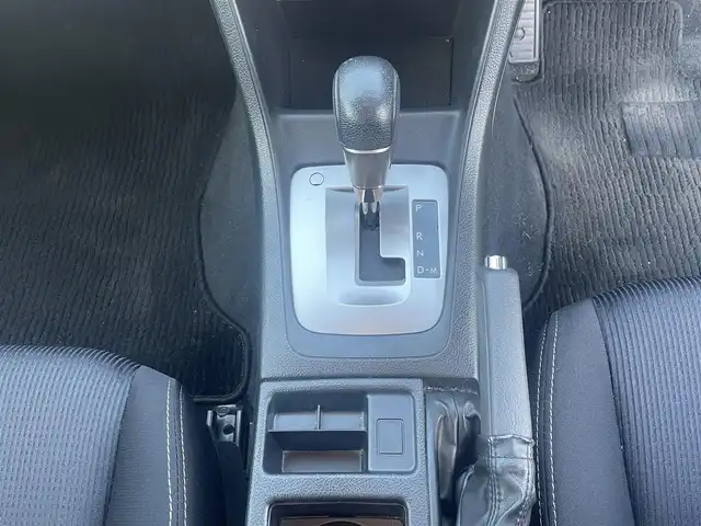 スバル インプレッサ Ｇ４ 2．0i アイサイト 群馬県 2014(平26)年 6.8万km クリスタルホワイトP ４WD/社外メモリナビ、地デジ、CD、DVD、Bluetooth/　（CN-HW890D）/バックカメラ/アイサイト/レーダークルーズコントロール/パドルシフト/ウインカーミラー/HIDヘッドライト/ETC/ドアバイザー/革巻きステア/スマートキー×２/整備手帳、取説