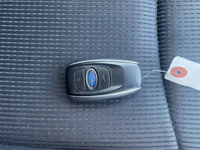 スバル インプレッサ Ｇ４ 2．0i アイサイト 群馬県 2014(平26)年 6.8万km クリスタルホワイトP ４WD/社外メモリナビ、地デジ、CD、DVD、Bluetooth/　（CN-HW890D）/バックカメラ/アイサイト/レーダークルーズコントロール/パドルシフト/ウインカーミラー/HIDヘッドライト/ETC/ドアバイザー/革巻きステア/スマートキー×２/整備手帳、取説