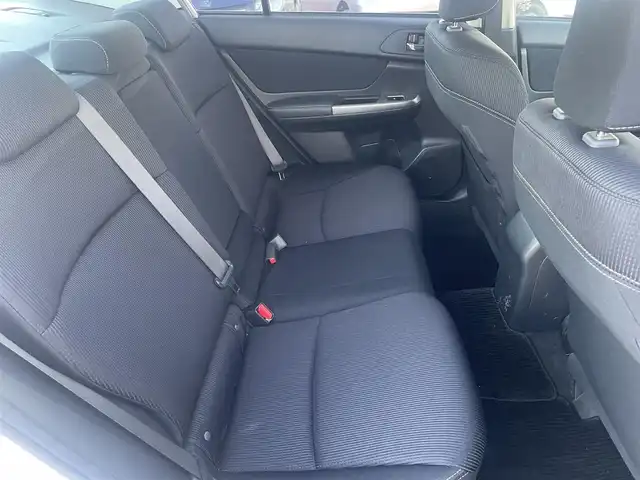 スバル インプレッサ Ｇ４ 2．0i アイサイト 群馬県 2014(平26)年 6.8万km クリスタルホワイトP ４WD/社外メモリナビ、地デジ、CD、DVD、Bluetooth/　（CN-HW890D）/バックカメラ/アイサイト/レーダークルーズコントロール/パドルシフト/ウインカーミラー/HIDヘッドライト/ETC/ドアバイザー/革巻きステア/スマートキー×２/整備手帳、取説