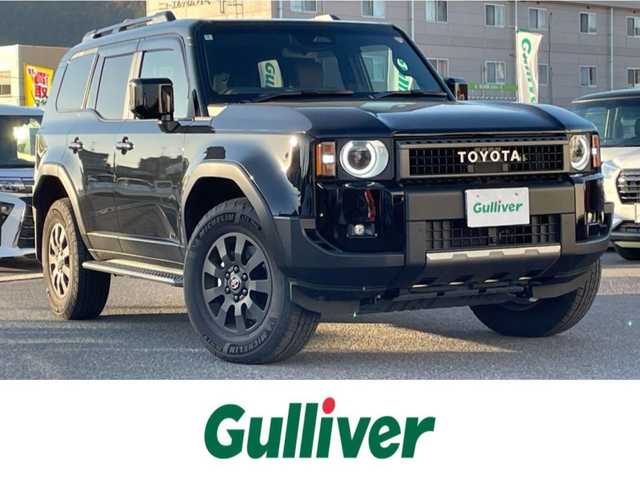 トヨタ ランドクルーザー ２５０ VX ファーストエディション 広島県 2024(令6)年 0.5万km ブラック 丸目ヘッドライト/アドバンストドライブ/ワンオーナー/サンルーフ/純正ナビ（フルセグTV/HDMI/Bluetooth）/JBLプレミアムサウンド/全方位モニター/ETC2.0/デジタルインナーミラー/ルーフレール/置くだけ充電/ブラウンレザーシート/・シートヒーター/・エアシート/・パワーシート/衝突被害軽減ブレーキ/車線逸脱警報/オートマチックハイビーム/ブラインドスポットモニター/レーダークルーズコントロール/コーナーセンサー/ステアリングヒーター/パワーバックドア/スペアキー